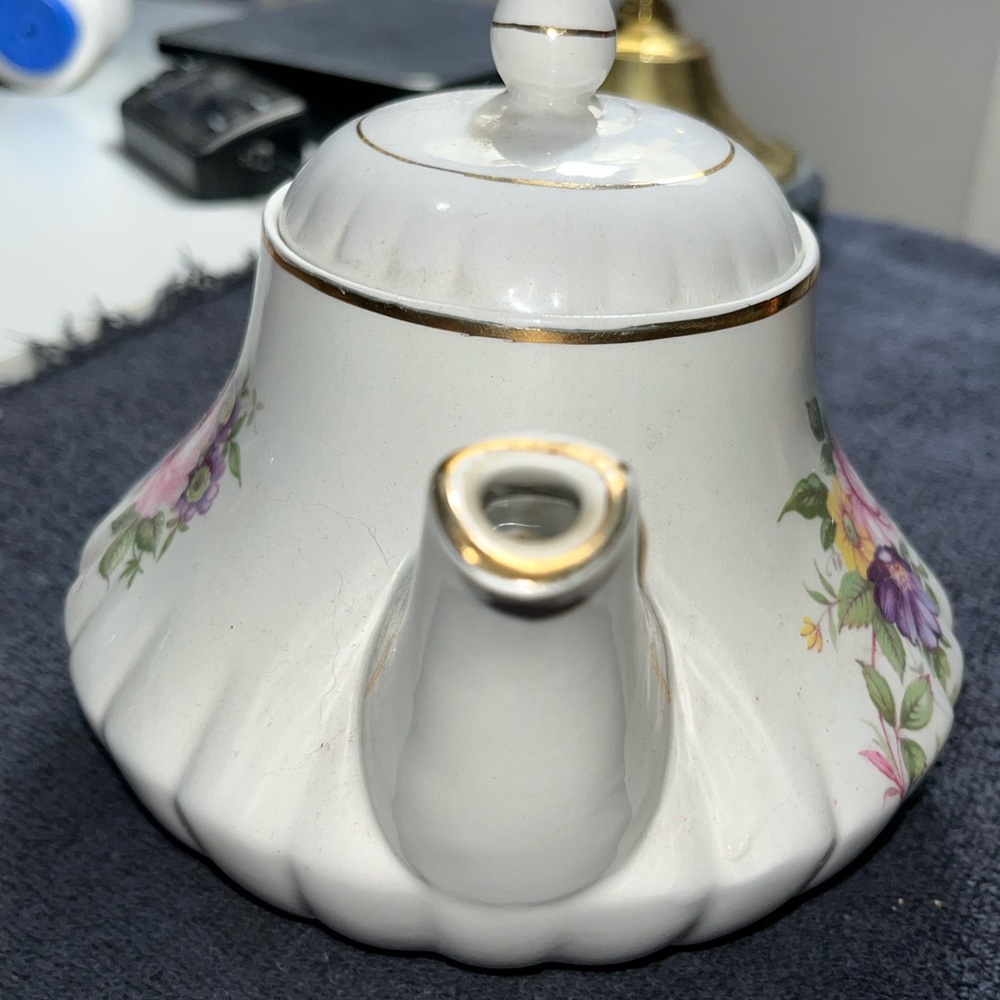 Vintage “Heatmaster” Teapot Floral Design With Gold Trim by Ellgreave Pottery - Picture 5 of 14